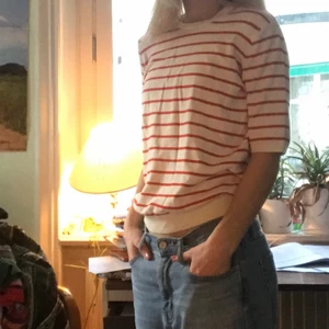 röd och vitrandig tröja - tycker den har sp fin passform och skönt material men tyvärr inte min stil längre💕