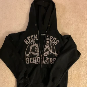 NYTT PRIS! Reckless scholars hoodie zip up - Reckless scholars zip up i size S, svart. Några få pärlor har fallit av annars fint skick