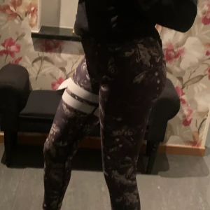 stronger tights - Ett par stronger tights i storlek s. de är änvända cirka 5 gånger men i väldigt på skick💓 hör av dig om du vill ha fler bilder👍🏻 frakt tillkommer