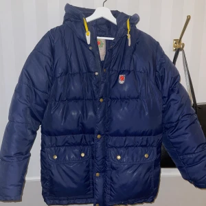 Fjällräven jacka - Jättesnygg fjällräven jacka. Använd med bra skick, inga defekter förutom skadan på sista bilden. Den är i storlek M och jag är oftast en xs-s. 66kr frakt tillkommer. Buda!