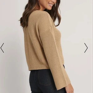 Beige stickad tröja  - Super fin beige stickad tröja från NA-KD. Storlek XS men passar även S (bild från hemsidan på första). Knappt använd✨ Säljs för högsta bud eller 50kr utan frakt! Buda i kommentarerna💕 pris kan som vanligt diskuteras (lämna meddelande)