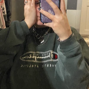 Champion - RESERVERAD!Sjukt fet champion crewneck. Tröjan är nopprig men har extrem vintage feeling då materialet känns ganska styvt, så perfekt för den som gillar sånt! Bud om fler är intresserad ✨ Färgen är typ en forest green