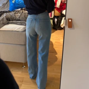 jeans  - Populära vida/raka jeans! Supersnygga men har för många liknande par jeans.. Jag är 166cm lång och brukar ha strl 36/38 i jeans. Dessa byxor passar perfekt förutom att de är för långa för mig! Köparen står för frakt ✨💜 ifall många är intresserade blir det budgivning :) 