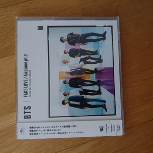 BTS Fake love jap. Ver - Skivan är i min skick då den har spelats 1 gång och alltid blivit torkat av backsidan så det inte finns repor.