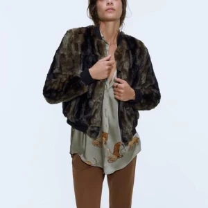 Pälsjacka, bomber Zara - Pälsjacka i bomber modell från Zara. Har inte kommit till användning alls därför är den helt ny. Strl M men passar XS-M, det är en croppad modell💕 Köptes för 600 kr 