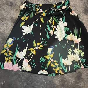 En fin kort kjol från Only, strl 34 aldrig använd då den var för liten. Skicka PM eller skriv i kommentarerna för att snacka pris eller för fler bilder, kommer ta emot ett lågt pris!💛💛💛