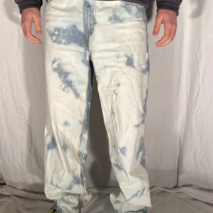 Random bleached oversized jeans  - Här är ett plagg som har fått ett nytt liv! Ett miljövänligare alternativ för dig som kund & som har ett extra öga för kläder💕 Hör av dig till oss vid intresse eller frågor.                                                                                                     Köparen står för frakten:) 