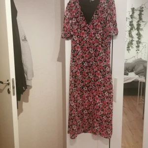 Klänning  - Super fin sommarklänning⚡aldrig använd, pris kan diskuteras :) 