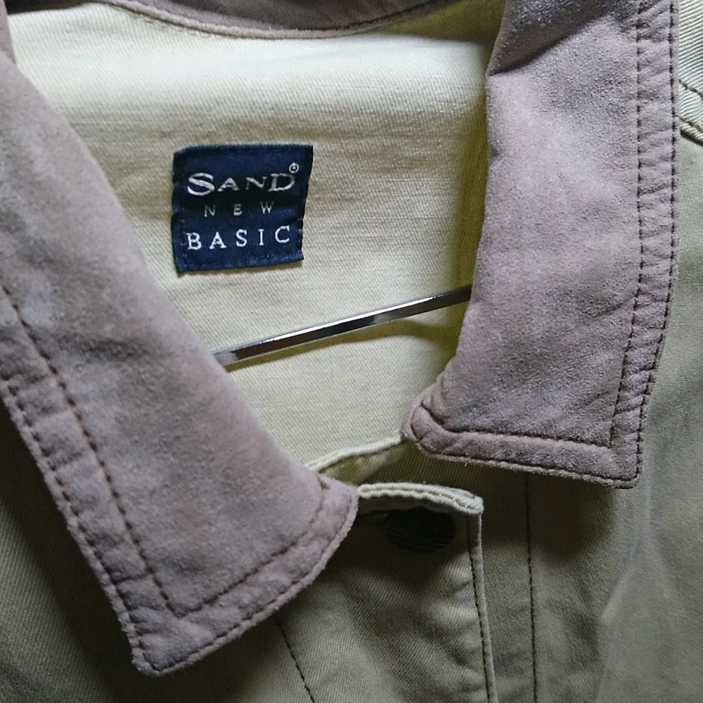 Väldigt fin jacka i ljus beige färg. Krager ser ut som mocks. Fantastiska fickor + innerficka(!!!). Märkt med S men skulle säga att den passar lika bra på m🌻. Takit.