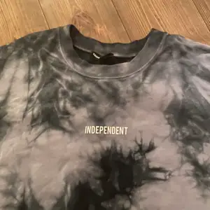Säljer denna sweatshirten ifrån Tally Weil med texten ”Independent” på då den inte kommer till användning💕💕💕 Den är i storlek L men funkar bra om man gillar oversize för mindre storlekar💕💕 Längst ner på tröjan har den även en dragningdetalj så att man kan spänna åt den lite om man vill💕💕💕 Säljer för 40kr + frakt✨