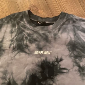Sweatshirt! - Säljer denna sweatshirten ifrån Tally Weil med texten ”Independent” på då den inte kommer till användning💕💕💕 Den är i storlek L men funkar bra om man gillar oversize för mindre storlekar💕💕 Längst ner på tröjan har den även en dragningdetalj så att man kan spänna åt den lite om man vill💕💕💕 Säljer för 40kr + frakt✨