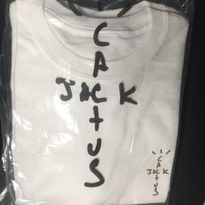 3 vita T-shirts med Cactus Jack logga i storlek M, köpta på Travisscott.com, 1 tröja för 700kr, två stycken 1300kr å om du vill du ha alla 3 är du välkommen att buda från 1900kr (köparen står för frakten) pris kan diskuteras. 😊