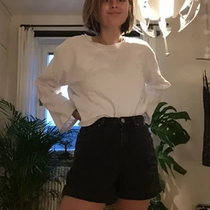 Shorts från monki  - Hr lagt upp dessa innan men provar igen med en ny bild. Svarta monki shorts i mom fit 