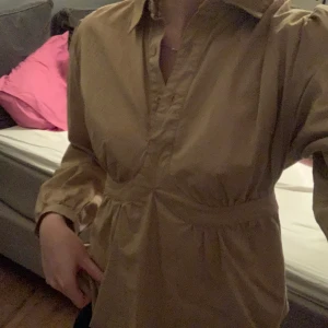 Blus från NA KD - Beige blus med dragkedja i sidan från Na Kd. Används sällan då jag har en annan liknande. 