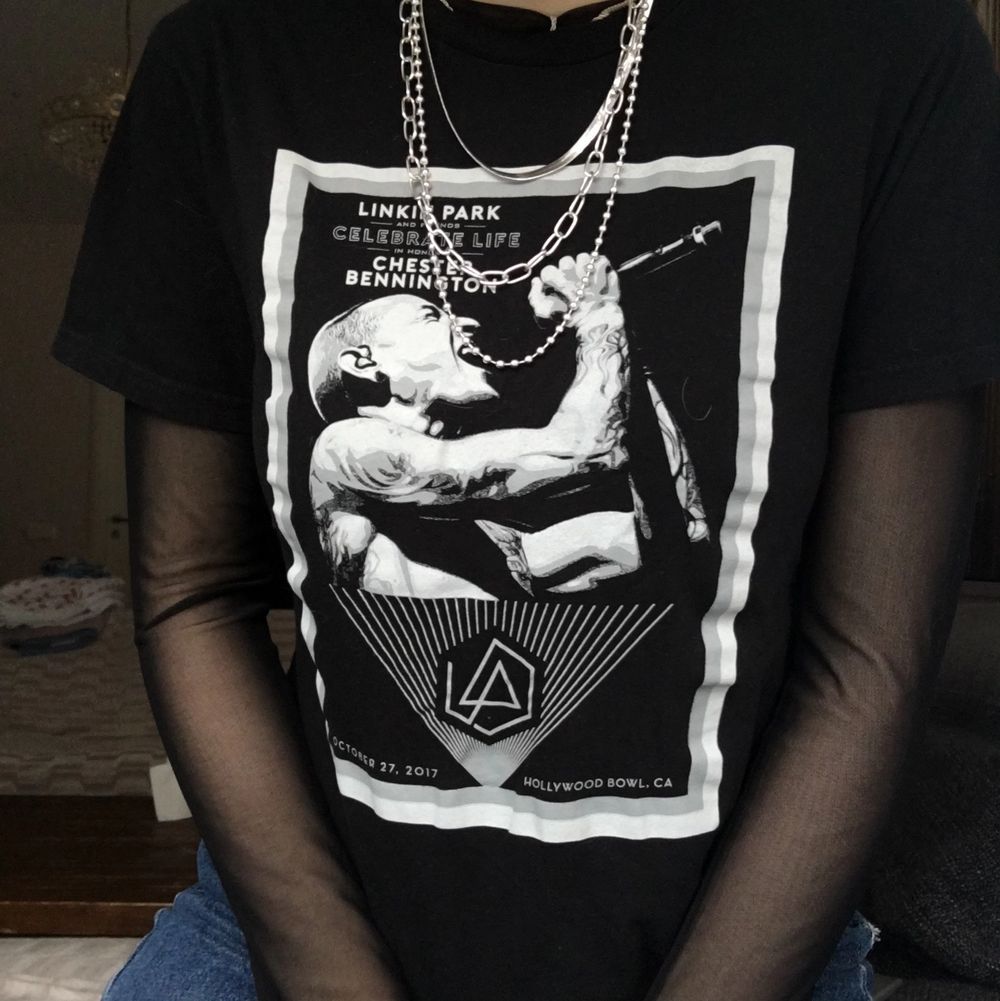 Denna T-shirt är för alla linkin park fans. limited edition tshirt från 2017, helt slut överallt. Med storlek S köptes denna från deras officiella hemsida, för att fira livet efter sångaren Chester Benningtons död. Paketpris vid köp av flera LP plagg!. T-shirts.