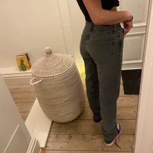 Grå low/mid waist jeans från zara💕långa! Helt onanvända( lappen kvar) helt slutsålda på hemsidan!!! Storlek 32! Startpris 300! Buda!! Högsta bud 440