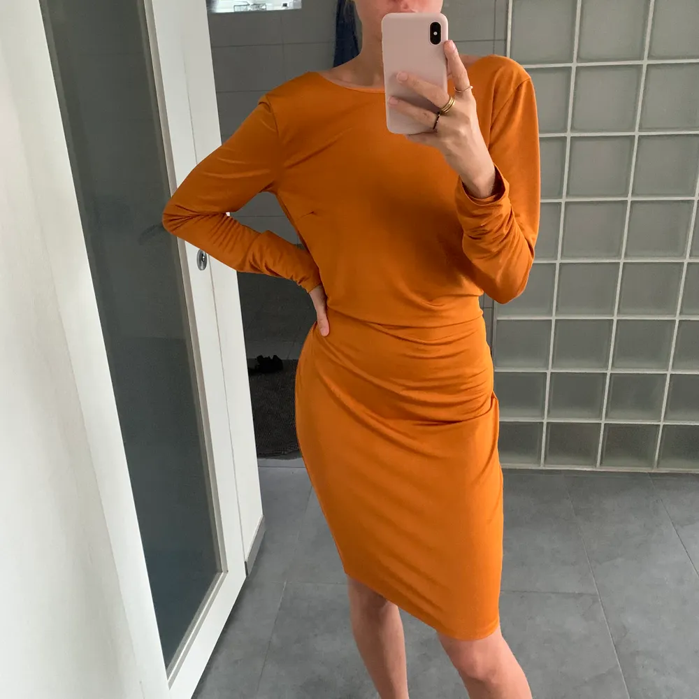 Jättefin orange klänning, oanvänd med så fin öppen rygg. Klänningar.