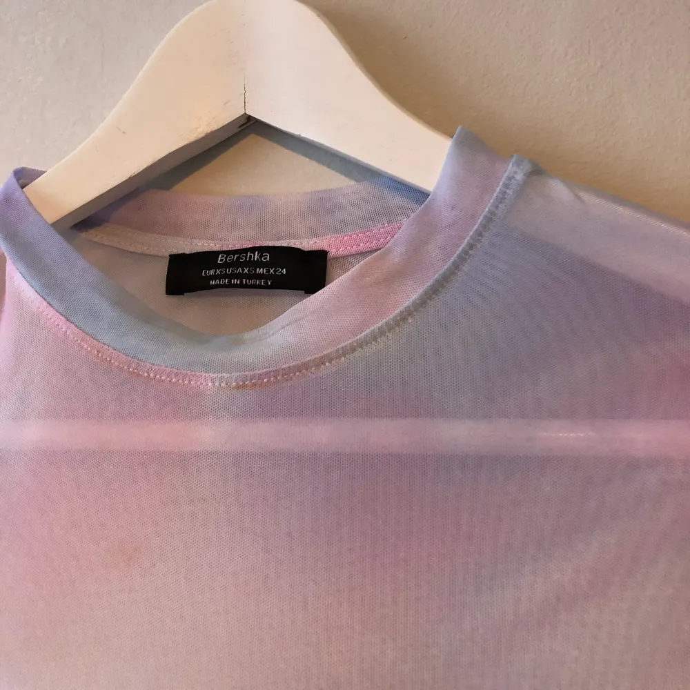 Säljer en tröja i mesh från bershka i ljusa pastellfärger, (rosa, blå och vitt). Använd en gång! Storlek: X-small . Toppar.