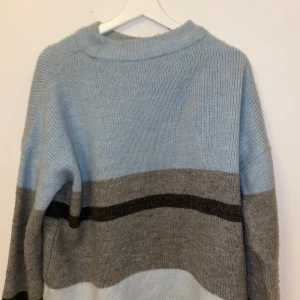 Skickat tröja - Fin stickad tröja. Den är lite oversized på mig som är 162 lång. Den är väldigt varm och skön att ha på sig och sticks inte. Nypris 400 säljer för 150kr