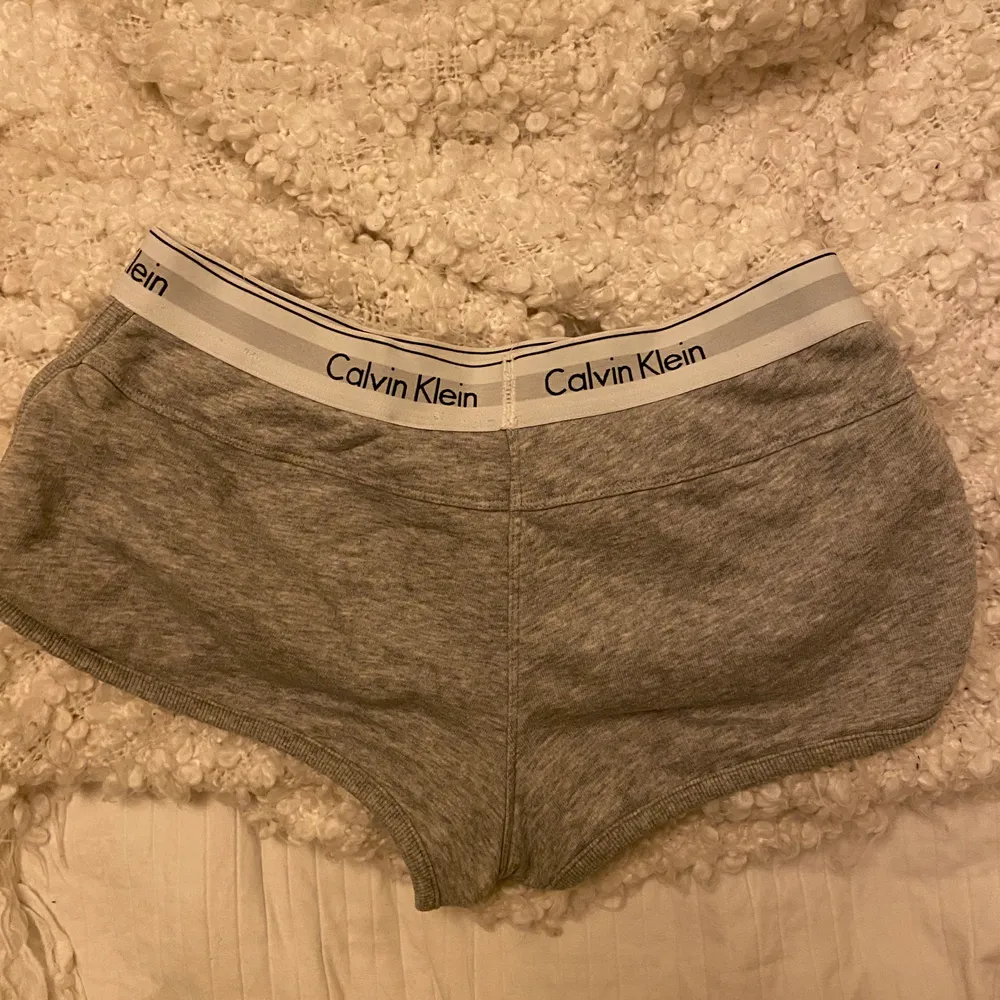 Snygga och samtidigt sköna shorts från Calvin klein sleepwear 🤍🖤. Shorts.