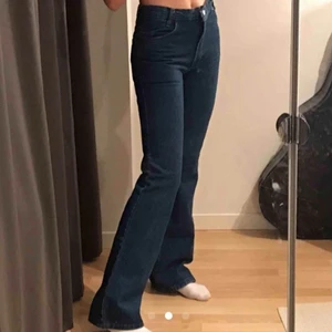 Blåa bootcutbyxor - Snygga, vintage go-to bootcuts i bra denim helt enkelt! Köpta på Plick för typ 1 år sen (lånad bild) och älskade, men har nu för många:/ 💙 Buda!
