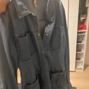 Jeans jacka💕 - Lite längre jeans jacka, men sååå fin💕 tyvärr inte används mer än 1 gång! Söker en ny ägare💕