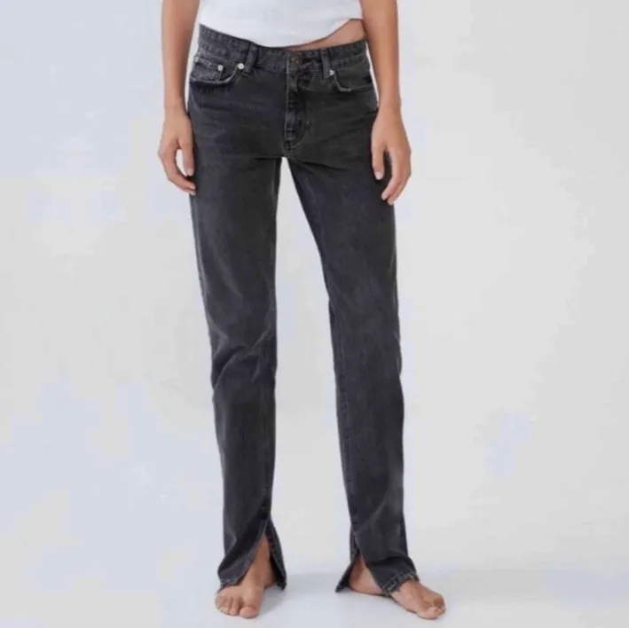  gråa popUlära jeans med slits💖Passar på ngn som är 160-170. Köparen står för frakt! Avslutar 25/1, budet ligger på: 500. Jeans & Byxor.