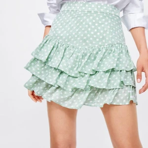 Zara volangkjol - Säljer min fina volang kjol från zara, nästan ny skick!🧑🏽‍🎤 inbyggda short! Buda i kommentarerna! ( inte mina bilder)