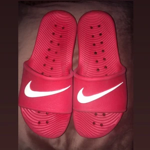 NIKE - Gummitofflor från NIKE som är perfekta att använda på sommaren. Säljer då jag köpt ett par nya tofflor. Superfint skick. Vid snabb affär kan pris diskuteras🥰