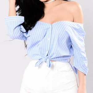 FashionNova tröja - Off shoulder tröja från FashionNova. Knappar går att knäppa hur du vill, finns även knapp på ärmen. Bra kvalité och endast använd en gång. Köpare står för frakt💕