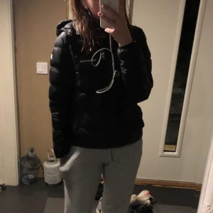 Peak performance jacka - Säljer min svarta peak performance för att den är lite för liten. Den har användts i ca ett halv år men inget hål eller något annat. Så den ser nästan helt ny ut. Skriv för bättre bilder eller ifall du har en fråga!!💓 ( 630kr INKL FRAKT)