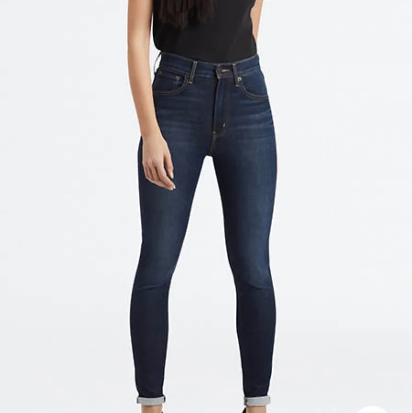 Fina Levi’s jeans i modellen Mile high super skinny, i en mörkblå färg. Väldigt fint skick förutom liten slitning på sömmen på bakfickan samt liten slitning på innerlåren (kan skicka bild privat). Jag har vanligtvis strl M/36-38 och är 165 lång, och dessa passar mig bra, lite långa. . Jeans & Byxor.