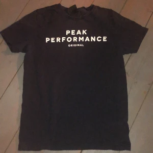 Peak performance t-shirt  - Bra skick, marinblå, stl 150, säljer då den är för liten, köparen står för frakt! Bud från 150kr, avslutas 25 januari!