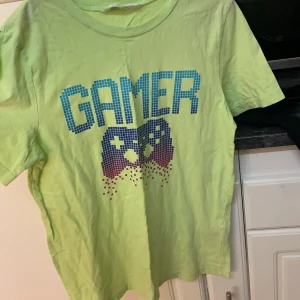 T-shirt  - T-shirt i fint skick 