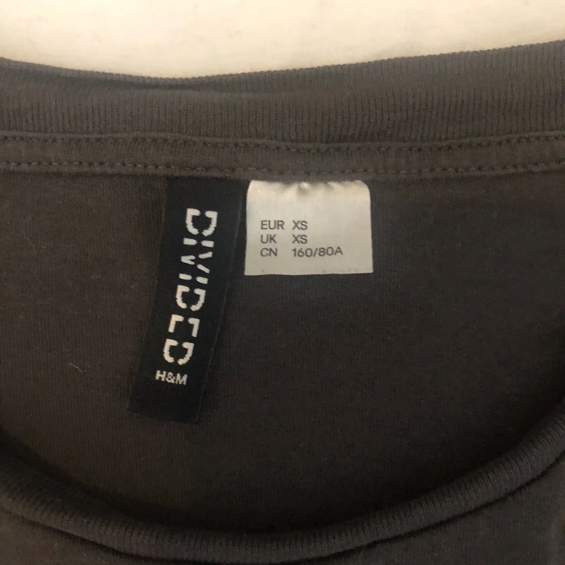 Svart/mörkgrå t-shirt med puffärmar - 90