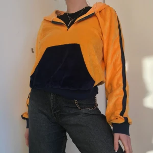 Gul Y2k hoodie - Jätte söt gul hoodie. Köpt på 2000 talet, bra skick. Super mysig!! Köparen står för frakt💕💕 Budgivning kan förekomma💕