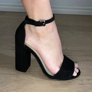 Klassiska svarta klackar i storlek 36 - Svarta klassiska klackar från Nelly i storlek 36. Endast använda 3-4 ggr! Orginalpris 299 kr. Säljer dessa för 200 kr inklusive frakt.