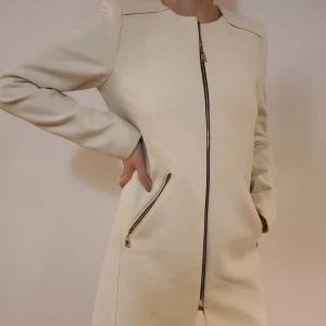 Lätt kappa från Zara - Lätt vår kappa från Zara. Storlek S. Fint skick. Du får ett fräscht plagg: tvättad, strykt och ångad, som ny 💖 Pris 99:-. Kan levereras inom Stockholmsområdet enligt överenskommelse. Annars tillkommer frakt kostnad på 62:-. 