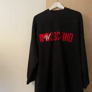 Klänning i jersey från H&M’s kollektin med Moschino. Sparsamt använd. Kan mötas upp alternativt står köparen för frakten 🌟