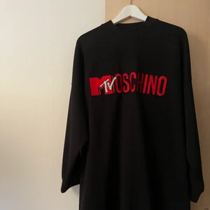 H&M + Moschino  - Klänning i jersey från H&M’s kollektin med Moschino. Sparsamt använd. Kan mötas upp alternativt står köparen för frakten 🌟