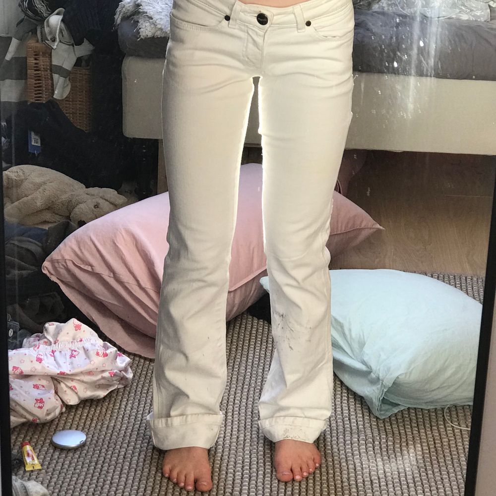 Supersnygga wrangler bootcut jeans, jag som är 163 har vikt upp dem några cm vilket funkar jättebra men då också passar längre ❤️ Lite smutsiga längst ned men det går med säkerhet bort i tvätten! Två av ”Skärphållarna” är lite trasiga då det är små små hål under dem, inget jag har tänkt på ❤️. Jeans & Byxor.
