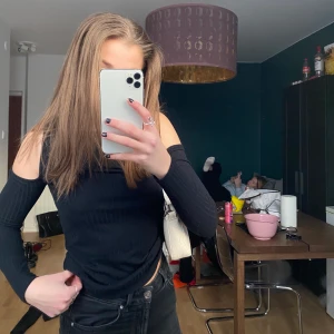 Cool tröja - Tröja med ”hål” över axlarna, så snygg men inte riktigt min stil, bra skick då den inte är mycket använd💗