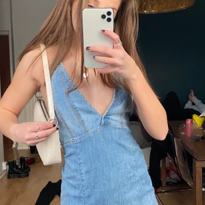 Jeansklänning - Lite längre v-ringad jeansklänning som tyvärr är för stor för mig (har knutit den bak så det ska synas hur den sitter på någon med samma storlek som klänningen är i)💕