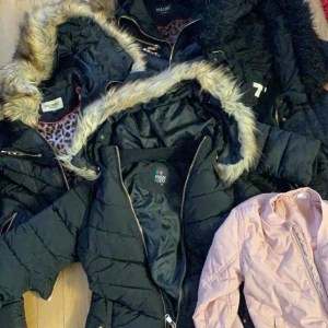 Jackor - Priset diskuteras och ifall man är intresserad och vill se mer av en jacka kan man bara höra av sig för att se än tydligare blid💕