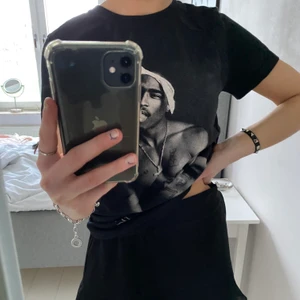 T-shirt med tryck - T-stort från märket Dedicated med Tupac-tryck. Väldigt bra skick, knappt använd. 100% organisk fairtrade bomull 