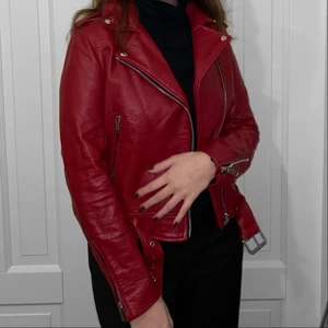 Skinnjacka - Röd skinnjackan i nyskick, knappt använd!
