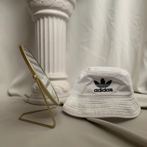 Adidas, onesize  - Säljer min adidas hatt, eftersom den inte kommer till någon användning. I superfint skick, nästan ny.