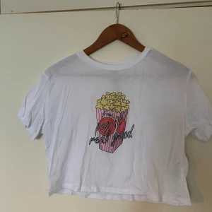 Supersöt & trendig crop top med tryck!  - Brandy Melville-aktig crop top med popcorn-tryck! Såå söt & trendig 😍