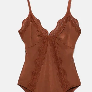 Jättefin brun trendig body från Zara  - Säljer denna fina spetsbody från Zara. Inte särskilt använd och i mycket bra skick. Brun/orange. Högsta budet är 150kr. Frakt tillkommer🥰