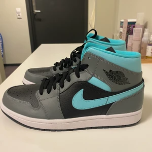 Mid jordans - Air Jordan 1 Mid “Grey/Aqua” sneakers , storlek 44. Helt nya! Pris:1600kr . Har box och allt med 